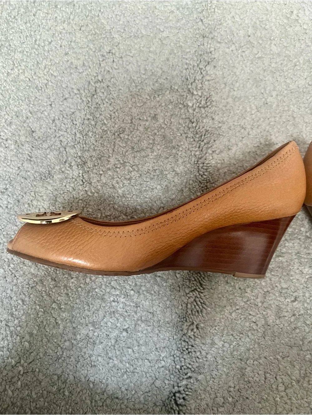 Tory Burch Sally Wedge - Tan Pebbled Leather Gold Logo Medallion- 8M